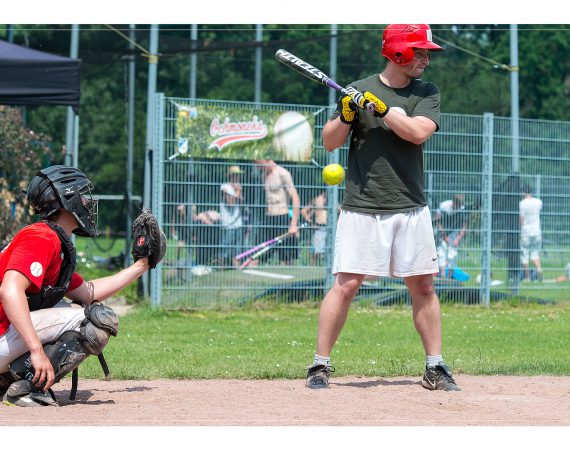 Impressionen vom Baseball Pfingstturnier der Lippstdter Mannschaft "Ochmoneks" (SC Lippstadt) am Kranenkasper Am Samstag, den 07. Juni und Sonntag, 08. Juni 2014 fand das Baseball Pfingstturnier der "Ochmoneks" Lippstadt auf der Vereinssportanlage am Kranenkasper statt.
Mit der Ausrichtung des Turniers nach ber zehn Jahren haben die Ochmoneks damit eine ihrer eingestaubten Traditionen wieder aufleben lassen.
Die Baseballer
des SC Lippstadt haben gleich mehrere Grnde dieses Turnier wieder
auszutragen. Zum einen feiern die Lippstdter ihr 25jhriges Bestehen nach,
zum anderen mchte man damit den umgebauten Baseballplatz auf dem
Gelnde des Kranenkasper einweihen.